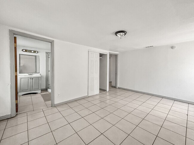 Building Photo - Spacious Tampa Home for Rent | Great Location & Large Yard! 3bed |2bath