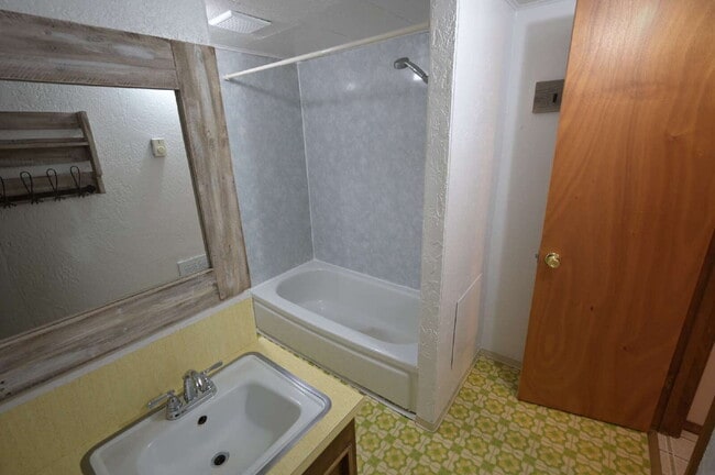 Building Photo - 2 bed 1 bath in a country setting