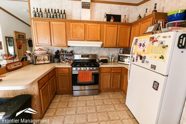 Building Photo - Awesome 3 bedroom 2 bathroom home located in OGDEN KS!