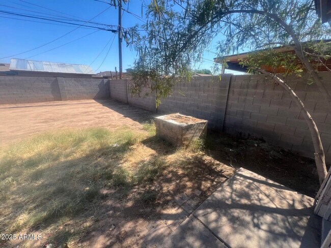 Building Photo - 1238 E Vine Ave