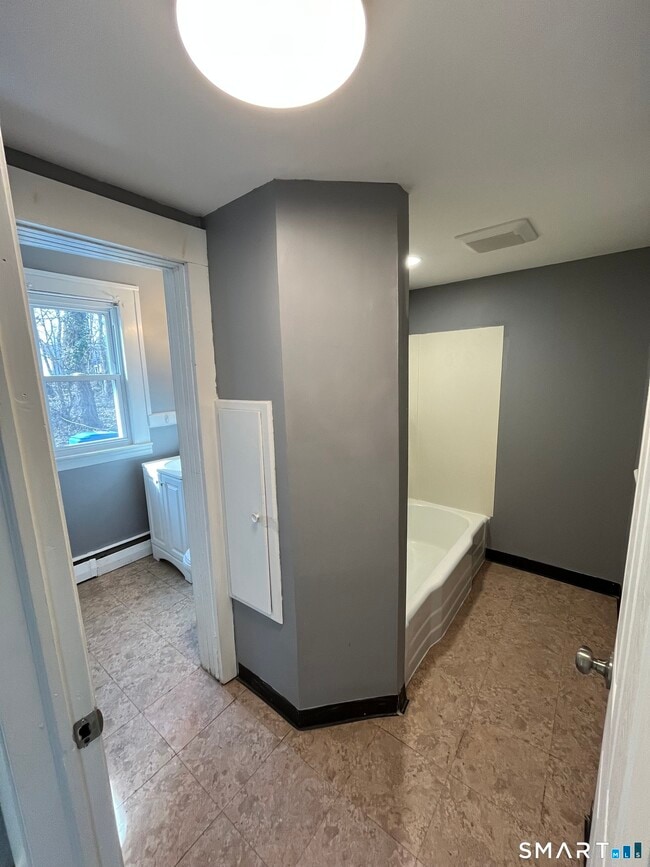 Building Photo - 525 Allen St