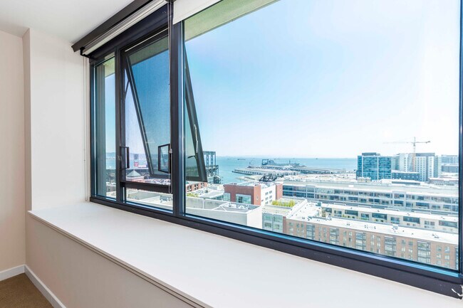 Building Photo - 250 King St