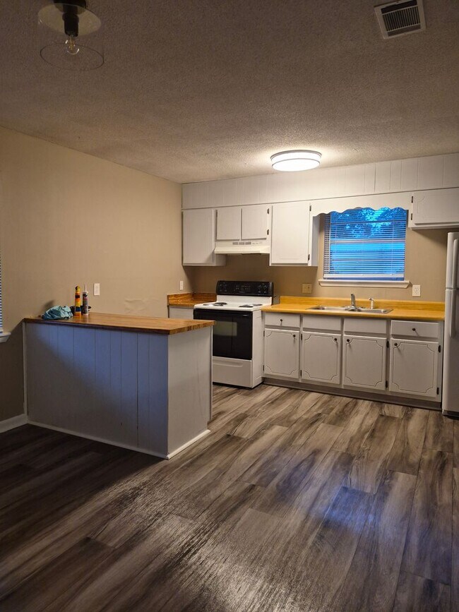 Building Photo - 145 Deerwood Ct