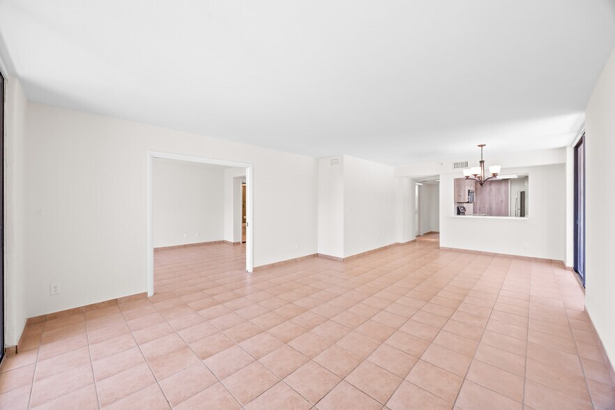 Building Photo - 1632 S Bayshore Ct