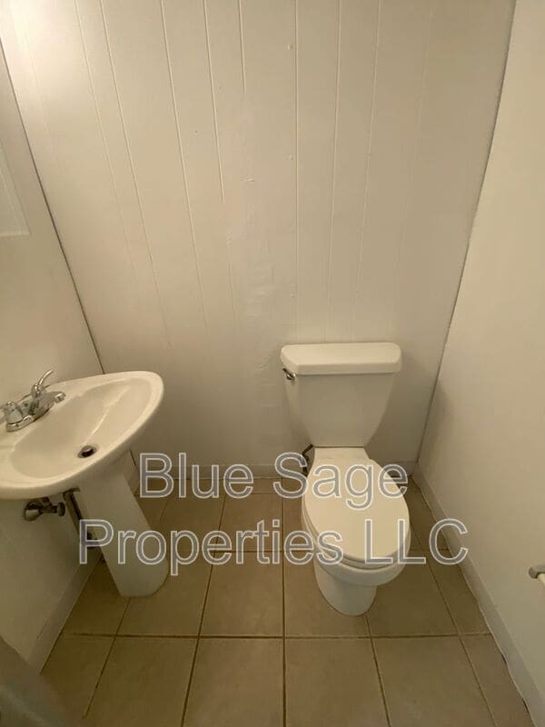 Building Photo - 227 Pine St