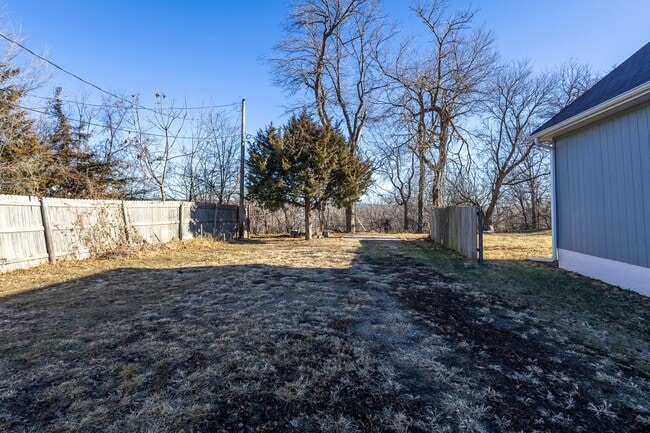 Building Photo - Cozy Single-Family Home with Spacious Back Yard!