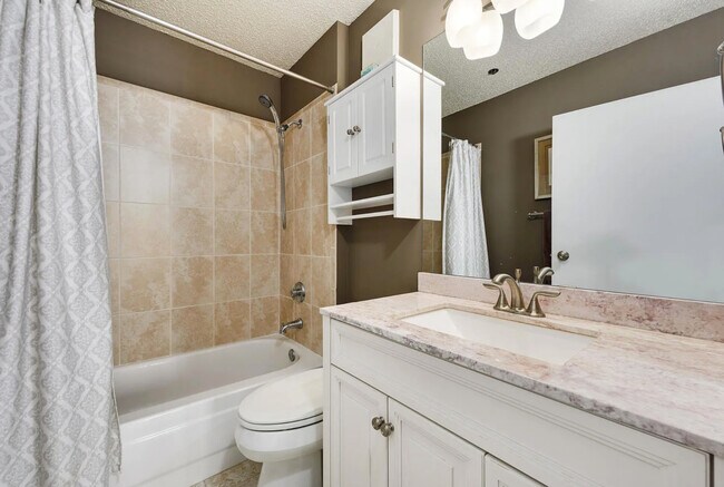 Building Photo - 111 W Maple St