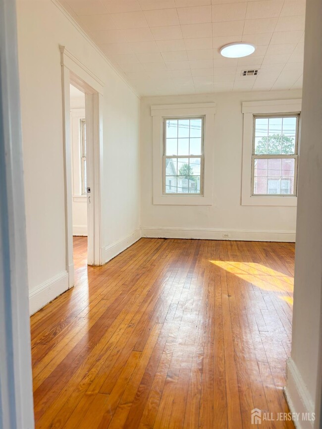 Building Photo - 142 Longfellow St