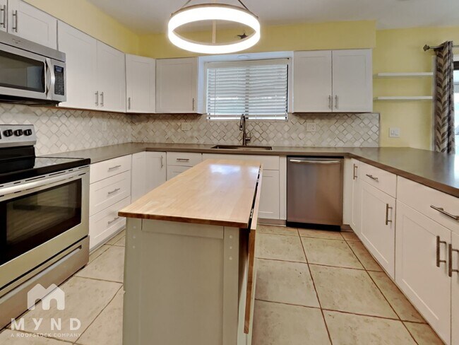 Building Photo - 17323 E Rosita Dr