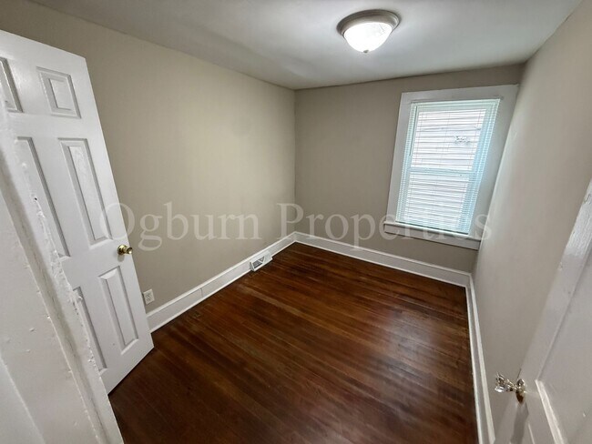 Building Photo - 409 Granville Dr SW