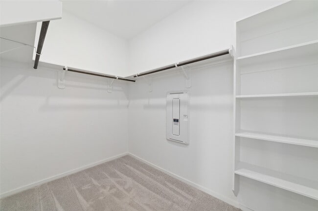 Building Photo - 830 Heaven Dr