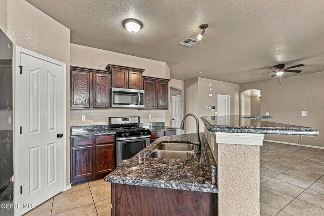 Building Photo - 641 Bariloche Dr
