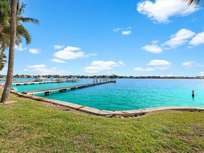 Building Photo - 714 S Lake Dr