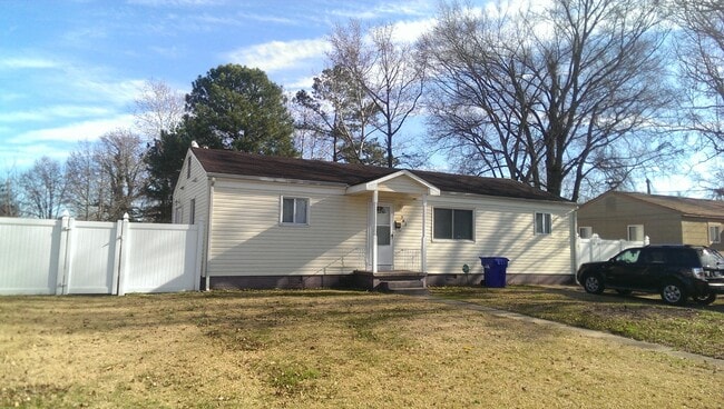 Primary Photo - 3BR 1.5BA Single family home