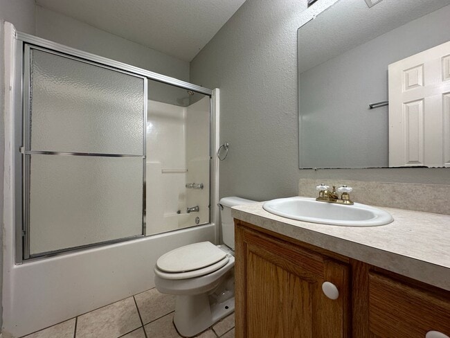 Building Photo - Beautiful 3 Bed 2 Bath Home w/ 2-Car Garage