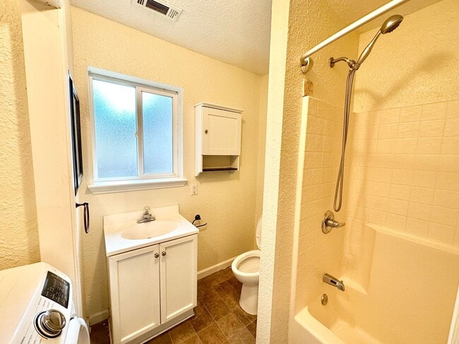 Building Photo - **Pre-Leasing for Summer 2026** Cute 2 Bedroom Home in Avenues