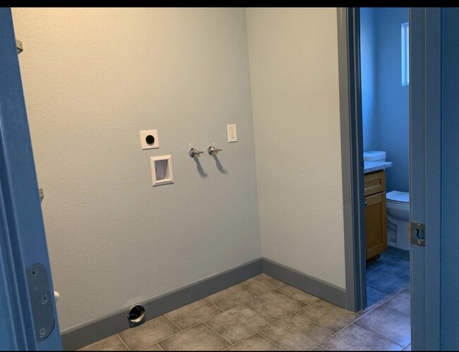 Downstr laundry/dryer hu, toilet - 8651 Santa Paula Way