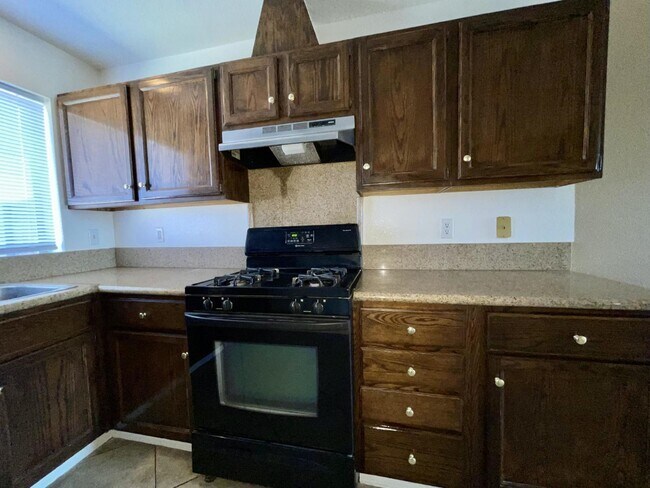Building Photo - 2 bed 1 bath ground floor $1300 rent BHCRE...