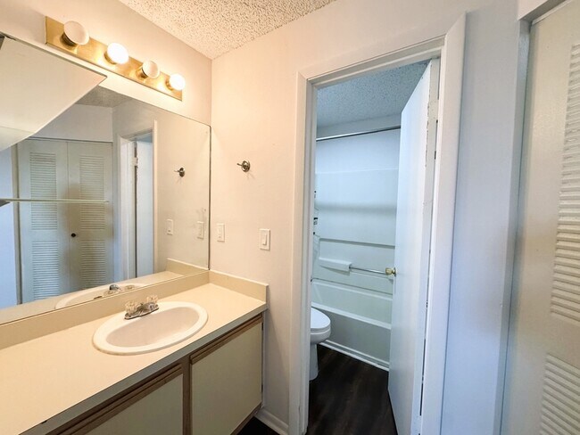 Building Photo - 2608 Grassy Point Dr