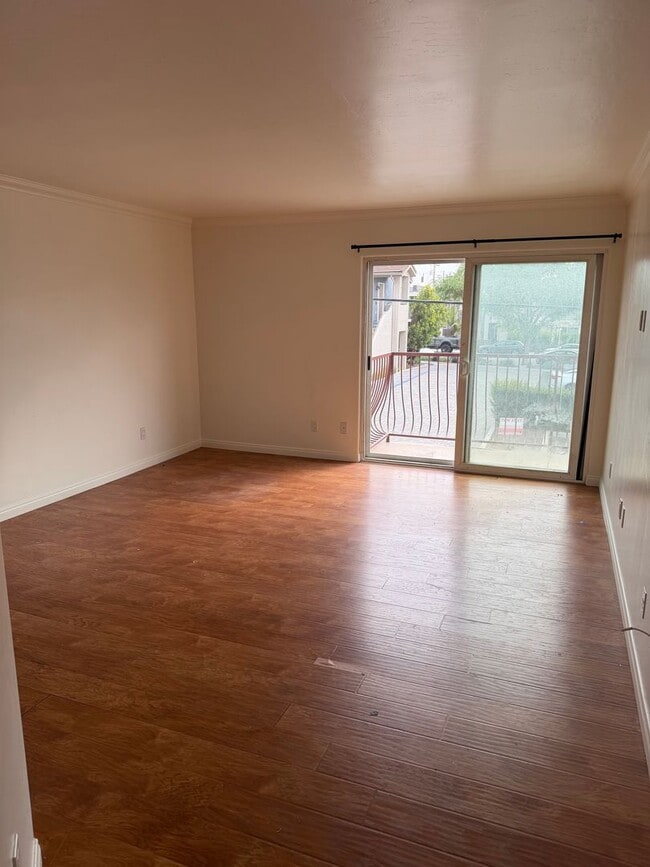 Building Photo - Beautiful 1BD w/ Reserved Parking and Laundry On-Site in Pacific Beach!
