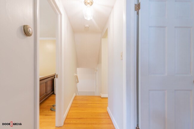 Building Photo - Short Term Furnished Rental -3 Bedroom Spl...