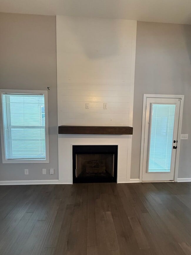 Building Photo - 3 Bedroom 3 Bathrooms located on a Cul De Sac!!