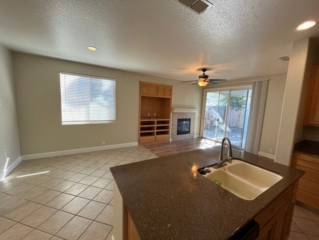 Building Photo - 4 Bed | 2 Bath | 1659SF | Tenant Pays $195...