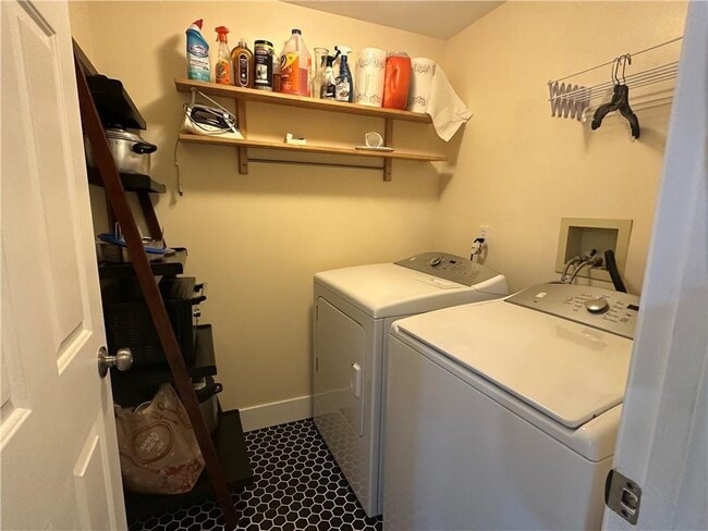 Building Photo - 351 New London Ave