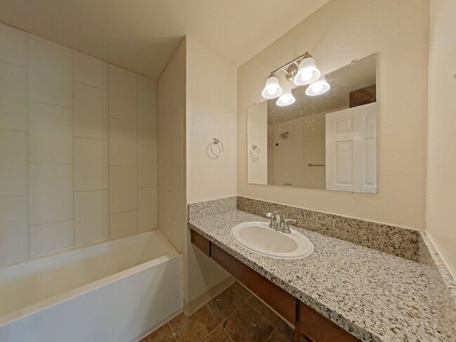Building Photo - 2 Bedroom Apartment~ Near 9th Street ~ Sma...