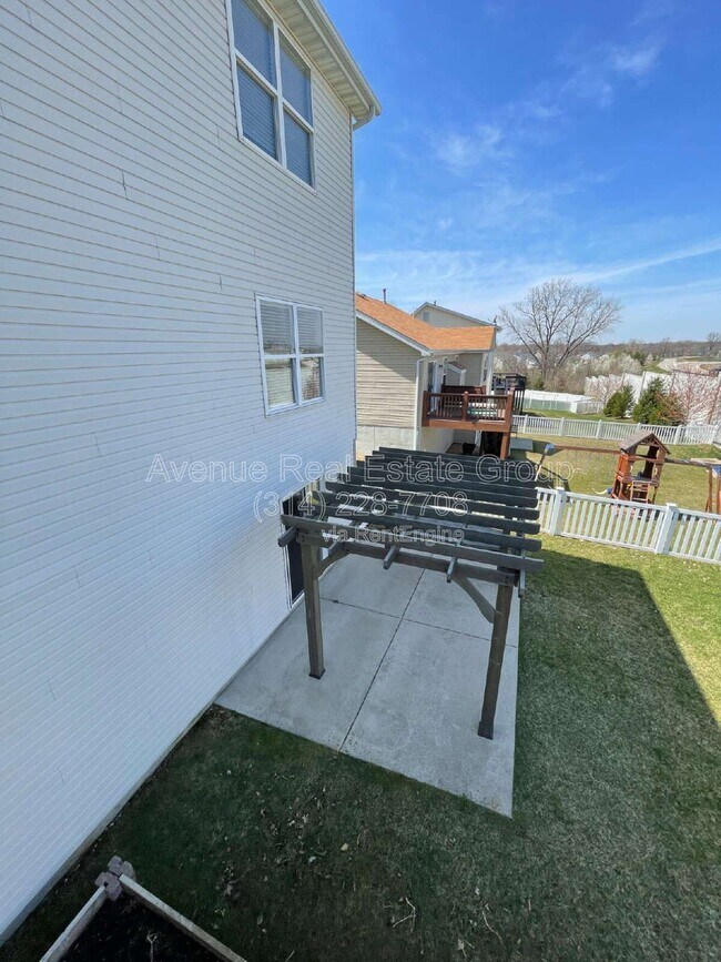 Building Photo - 5533 Emerald Pl Dr