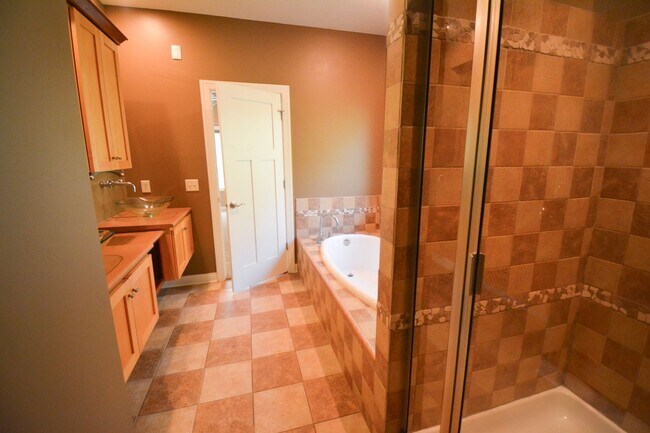 Building Photo - STUNNING 5 Bed 3.5 Bath Luxury Home!