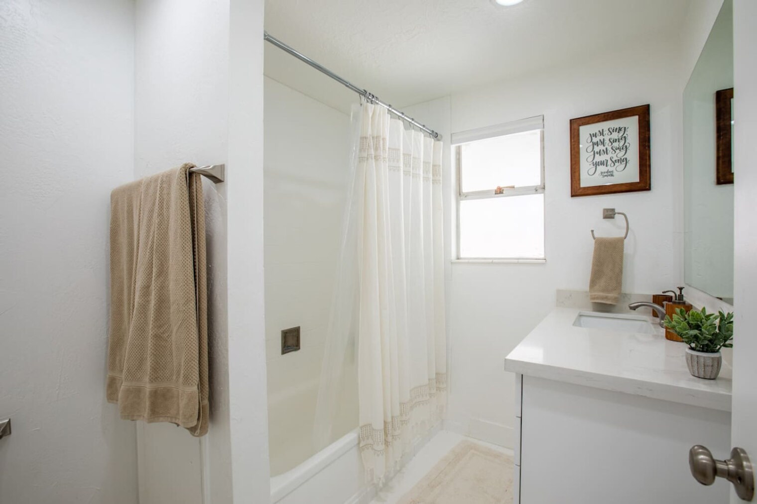 Building Photo - 9949 E Sego Lily Dr