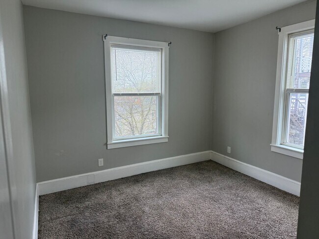 Building Photo - 528 E King St