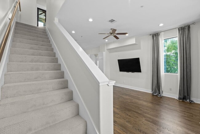 Building Photo - Rare 2BR/2BA Townhome with Spacious Yard i...