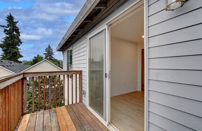 Building Photo - Spacious 3bd 2.5ba Unit in 4Plex - Avail. Now!