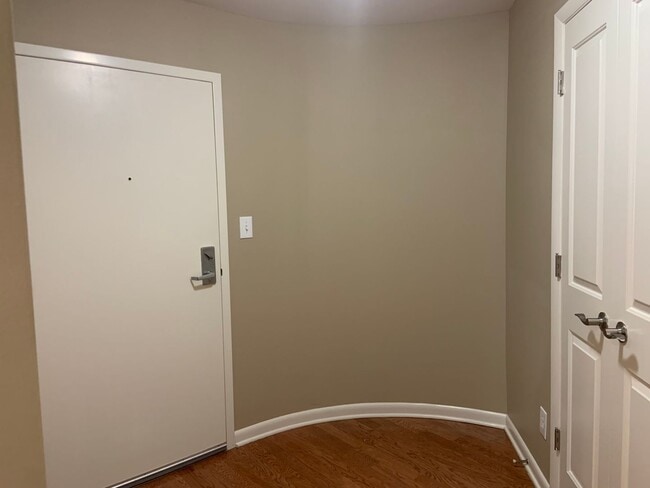 Building Photo - Beautiful 1BR Arbor House Condo Downtown Greensboro