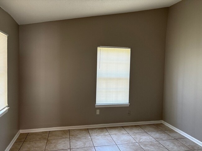 Building Photo - Newly Listed Home in Oakhaven