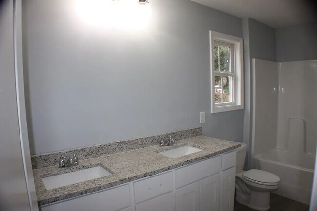 Building Photo - Available the first week of Feb!