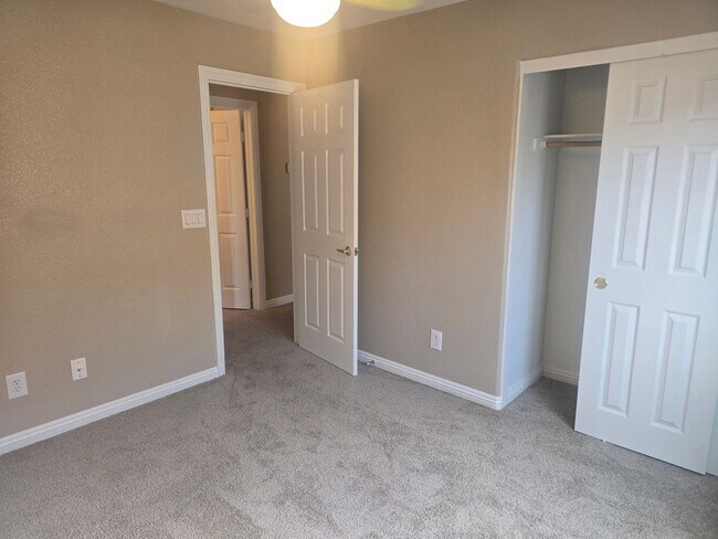 Building Photo - NEWLY REMODELED TOWN HOME IN HENDERSON AWA...