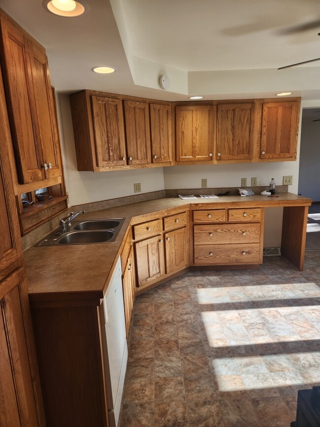 Building Photo - 326 S 13th St