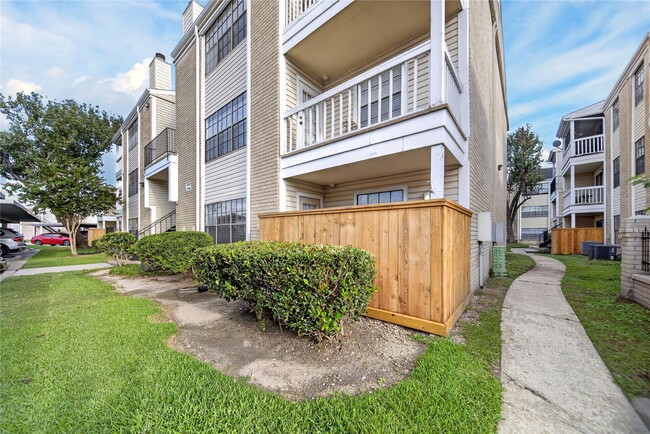 Building Photo - 2750 Holly Hall St