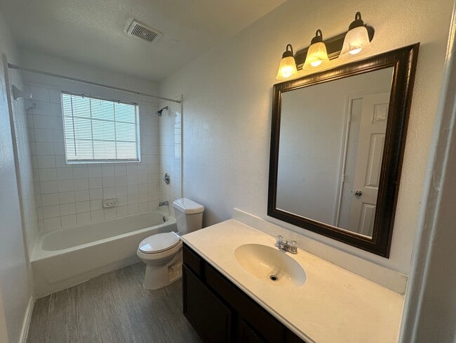 Building Photo - Wonderful 3-Bedroom Dallas Home For Rent!!