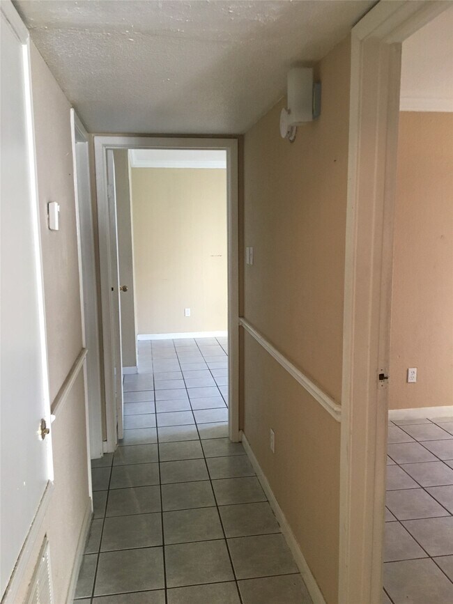 Building Photo - 13480 S Thorntree Dr