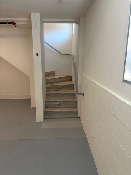 Building Photo - 14033 Riverside Dr