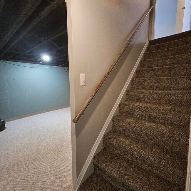 Building Photo - 2 Bedroom Ranch Condo w/ Finished Basement. Corner Unit, Spacious Bedrooms