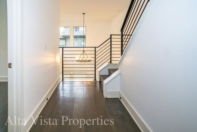 Building Photo - Beautiful Townhome centrally located in Mi...