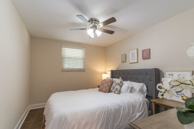 Building Photo - BEAUTIFUL UNIT JUST 5 MINUTE WALK TO DOWNTOWN