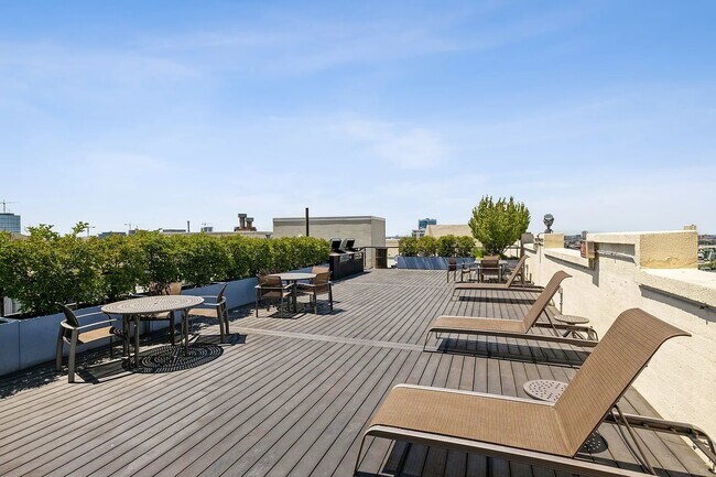 Building Photo - 758 N Larrabee St