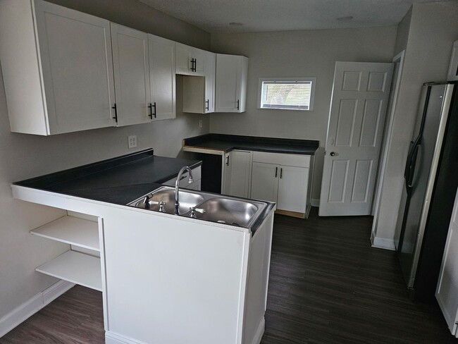 Building Photo - Newly Renovated Unit