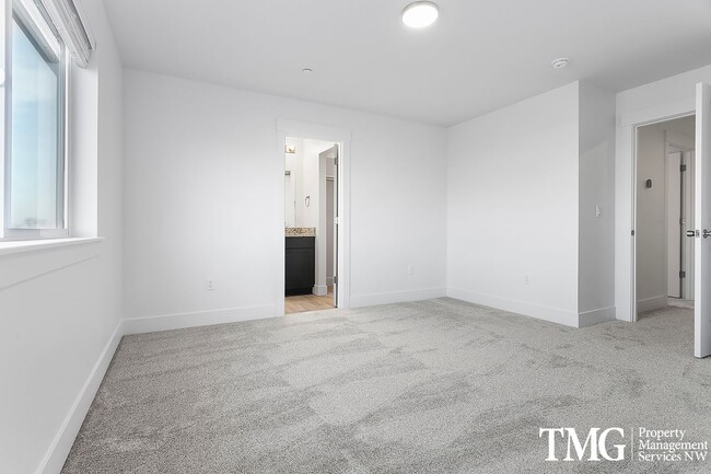Building Photo - 1 month FREE rent!  Call to find out howFind out how!
